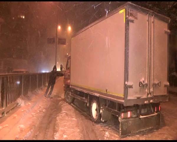 Meteorolojinin uyarılarının ardından İstanbul'da yoğun kar yağışı başladı. Cuma iş çıkışı çok sayıda vatandaş yollarda kaldı. Yağışların çarşamba gününe kadar aralıklarla devam etmesi bekleniyor.