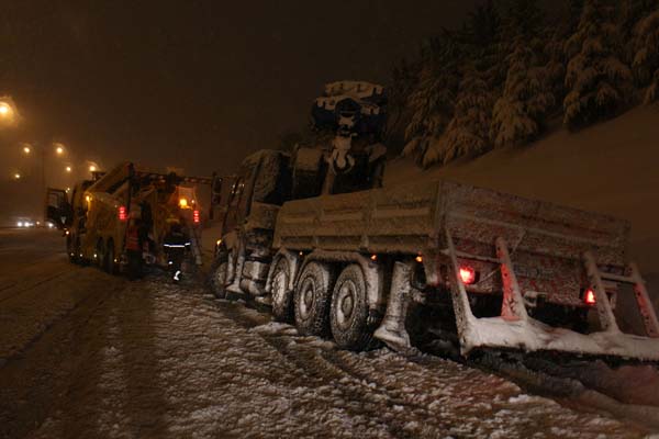 Meteorolojinin uyarılarının ardından İstanbul'da yoğun kar yağışı başladı. Cuma iş çıkışı çok sayıda vatandaş yollarda kaldı. Yağışların çarşamba gününe kadar aralıklarla devam etmesi bekleniyor.