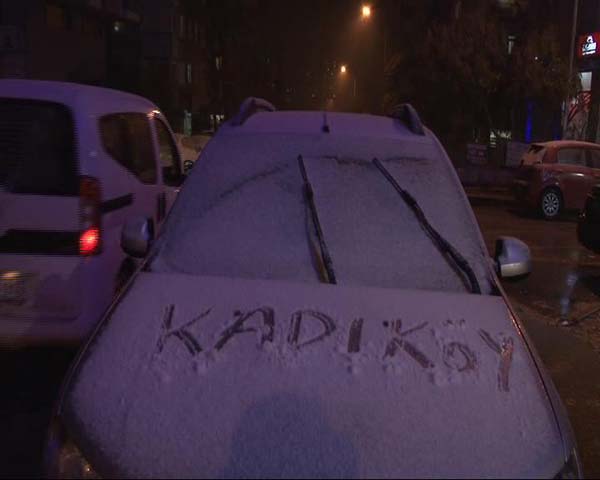 Meteorolojinin uyarılarının ardından İstanbul'da yoğun kar yağışı başladı. Cuma iş çıkışı çok sayıda vatandaş yollarda kaldı. Yağışların çarşamba gününe kadar aralıklarla devam etmesi bekleniyor.