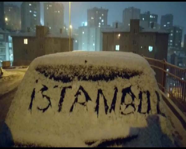 Meteorolojinin uyarılarının ardından İstanbul'da yoğun kar yağışı başladı. Cuma iş çıkışı çok sayıda vatandaş yollarda kaldı. Yağışların çarşamba gününe kadar aralıklarla devam etmesi bekleniyor.