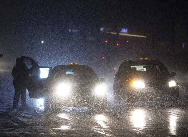 Meteorolojinin uyarılarının ardından İstanbul'da yoğun kar yağışı başladı. Cuma iş çıkışı çok sayıda vatandaş yollarda kaldı. Yağışların çarşamba gününe kadar aralıklarla devam etmesi bekleniyor.