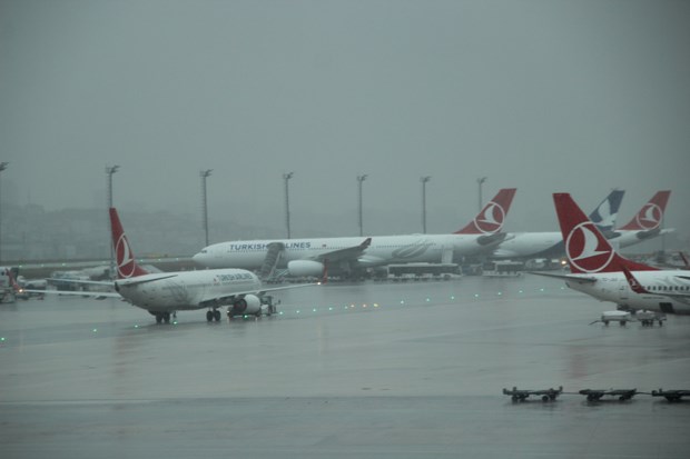 İstanbul’da beklenen yağmur kentin batı ilçelerinde etkili oldu.