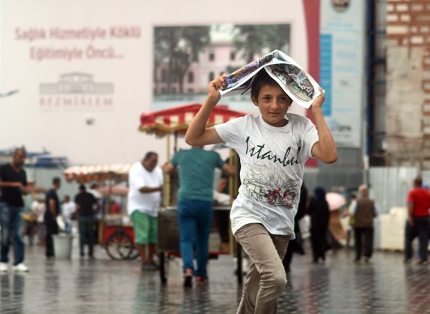 İstanbul’da beklenen yağmur kentin batı ilçelerinde etkili oldu.