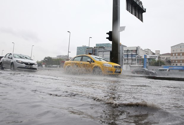 İstanbul’da beklenen yağmur kentin batı ilçelerinde etkili oldu.