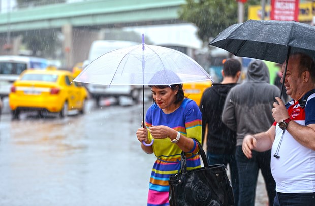 İstanbul’da beklenen yağmur kentin batı ilçelerinde etkili oldu.