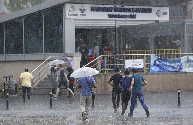 İstanbul’da beklenen yağmur kentin batı ilçelerinde etkili oldu.