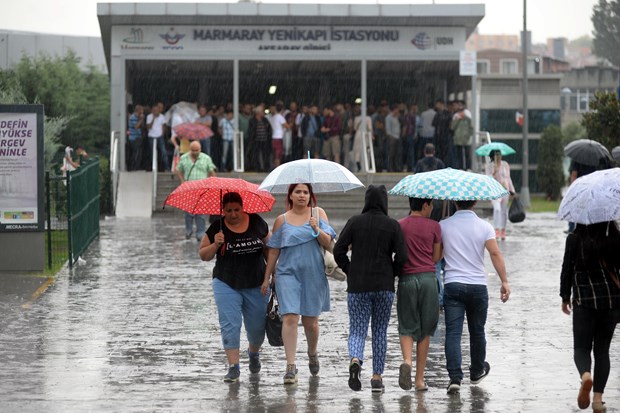 İstanbul’da beklenen yağmur kentin batı ilçelerinde etkili oldu.