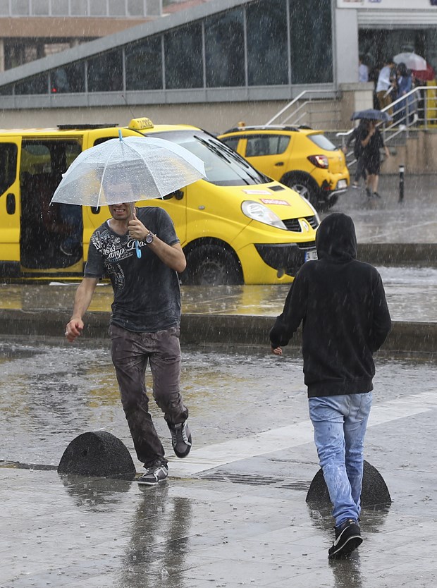 İstanbul’da beklenen yağmur kentin batı ilçelerinde etkili oldu.