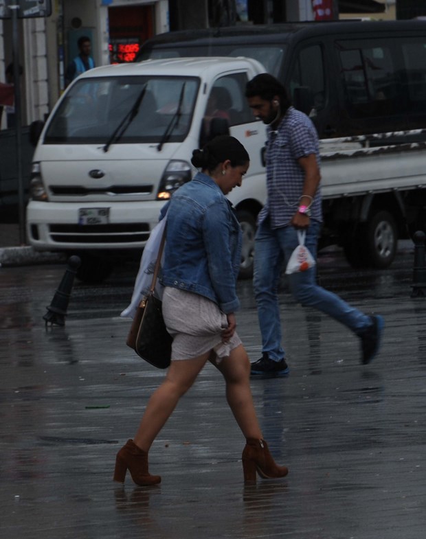 İstanbul’da beklenen yağmur kentin batı ilçelerinde etkili oldu.