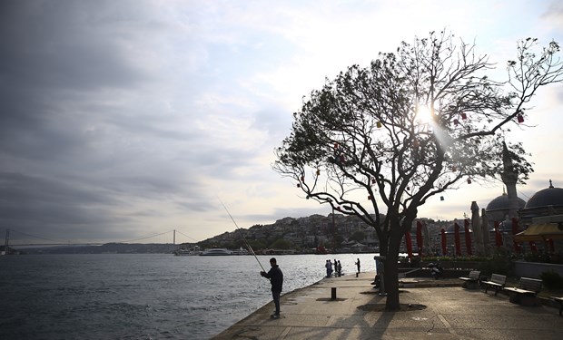 İstanbul’da beklenen yağmur kentin batı ilçelerinde etkili oldu.