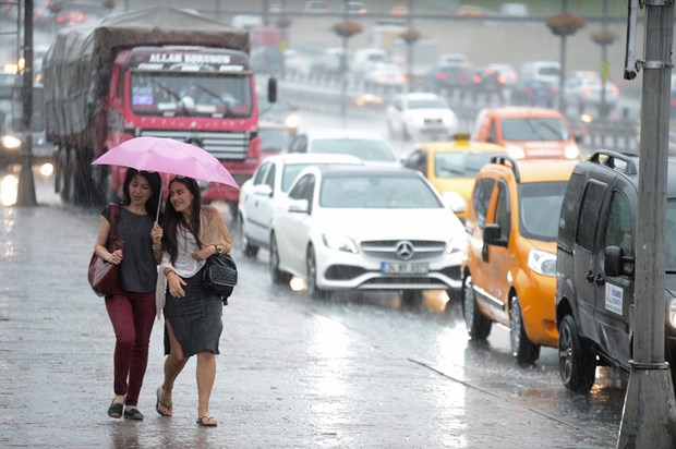 İstanbul’da beklenen yağmur kentin batı ilçelerinde etkili oldu.