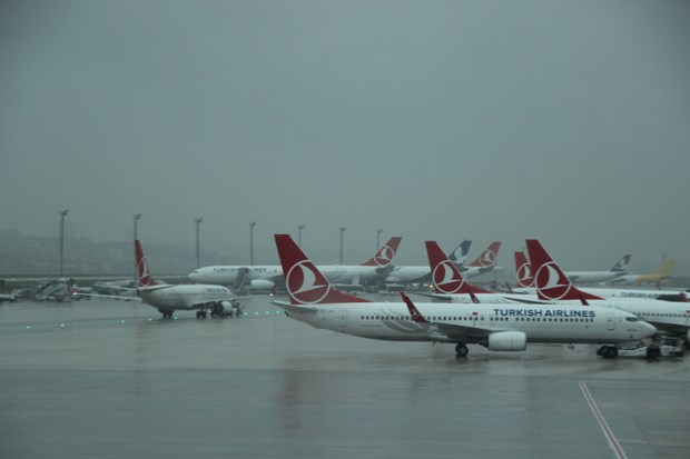 İstanbul’da beklenen yağmur kentin batı ilçelerinde etkili oldu.