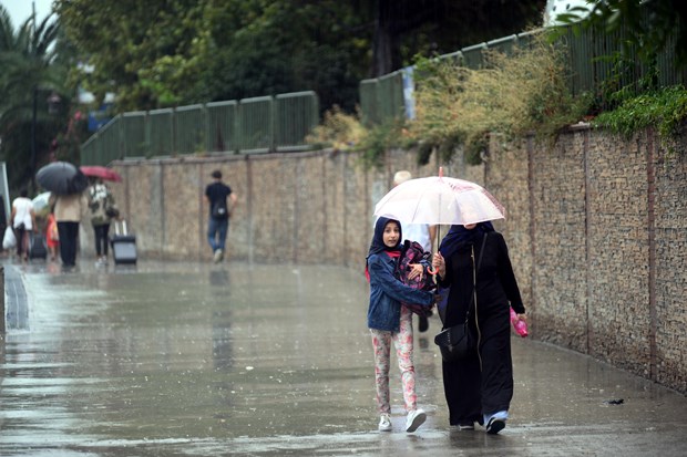 İstanbul’da beklenen yağmur kentin batı ilçelerinde etkili oldu.