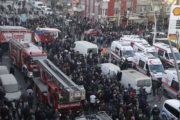 İstanbul Zeytinburnu'nda bir bina çöktü. Olay yerine çok sayıda itfaiye ve ambulans gönderildi. İçinde 56 daire bulunan 7 katlı binanın 2015 yılında tahliye edildiği açıklandı. Bina çöktüğü sırada kaldırımda bulunan kişiler enkaz altında kaldı. 1 kişinin hayatını kaybettiği, 5 kişinin yaralandığı bildiriliyor. Enkaz altında kalan olup olmadığının tespiti için çalışmalar sürüyor.