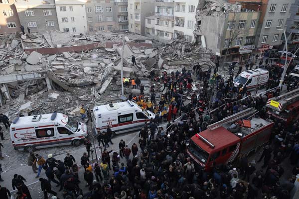 İstanbul Zeytinburnu'nda bir bina çöktü. Olay yerine çok sayıda itfaiye ve ambulans gönderildi. İçinde 56 daire bulunan 7 katlı binanın 2015 yılında tahliye edildiği açıklandı. Bina çöktüğü sırada kaldırımda bulunan kişiler enkaz altında kaldı. 1 kişinin hayatını kaybettiği, 5 kişinin yaralandığı bildiriliyor. Enkaz altında kalan olup olmadığının tespiti için çalışmalar sürüyor.