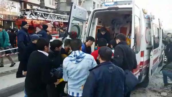 İstanbul Zeytinburnu'nda bir bina çöktü. Olay yerine çok sayıda itfaiye ve ambulans gönderildi. İçinde 56 daire bulunan 7 katlı binanın 2015 yılında tahliye edildiği açıklandı. Bina çöktüğü sırada kaldırımda bulunan kişiler enkaz altında kaldı. 1 kişinin hayatını kaybettiği, 5 kişinin yaralandığı bildiriliyor. Enkaz altında kalan olup olmadığının tespiti için çalışmalar sürüyor.