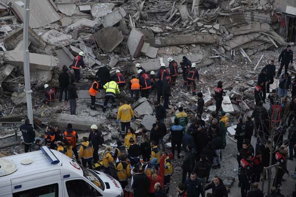 İstanbul Zeytinburnu'nda bir bina çöktü. Olay yerine çok sayıda itfaiye ve ambulans gönderildi. İçinde 56 daire bulunan 7 katlı binanın 2015 yılında tahliye edildiği açıklandı. Bina çöktüğü sırada kaldırımda bulunan kişiler enkaz altında kaldı. 1 kişinin hayatını kaybettiği, 5 kişinin yaralandığı bildiriliyor. Enkaz altında kalan olup olmadığının tespiti için çalışmalar sürüyor.