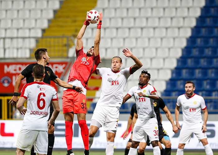 Eskişehirsporlu taraftarlar bu sezon da adından sıkça bahsettirecek. Defalarca Türkiye’ye örnek olan taraftar sezonun ilk deplasmanında İstanbul’a çıkartma yaparak takımını yalnız bırakmadı.