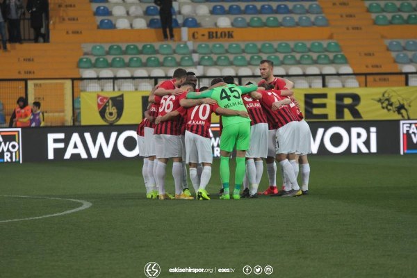 Eskişehirspor'un İstanbulspor deplasmanında 2-1 kaybettiği maçta cefakar Eskişehirspor taraftarı yine deplasman tribününü doldurdu. Karşılaşma sonrası uzun yollardan gelen taraftarımız büyük üzüntü yaşadı. Kısacası olan yine taraftara oldu...