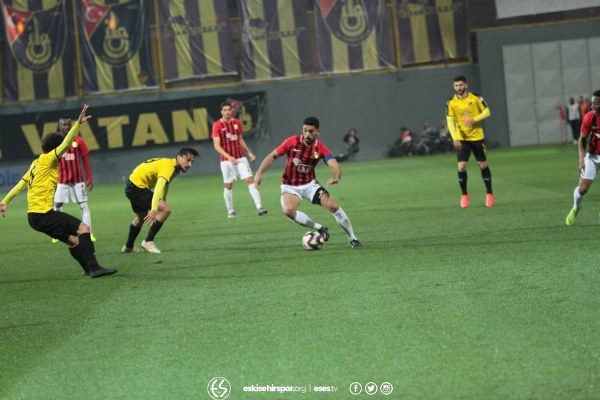 Eskişehirspor'un İstanbulspor deplasmanında 2-1 kaybettiği maçta cefakar Eskişehirspor taraftarı yine deplasman tribününü doldurdu. Karşılaşma sonrası uzun yollardan gelen taraftarımız büyük üzüntü yaşadı. Kısacası olan yine taraftara oldu...