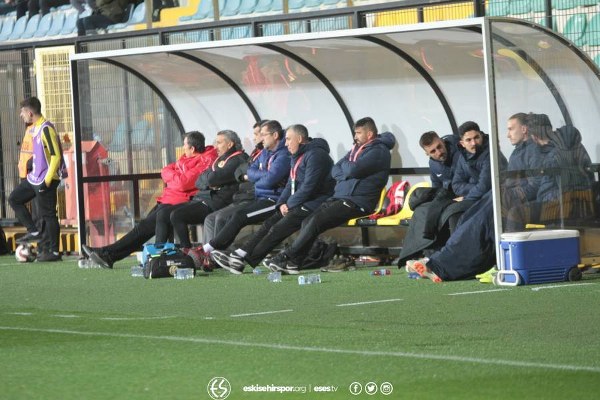 Eskişehirspor'un İstanbulspor deplasmanında 2-1 kaybettiği maçta cefakar Eskişehirspor taraftarı yine deplasman tribününü doldurdu. Karşılaşma sonrası uzun yollardan gelen taraftarımız büyük üzüntü yaşadı. Kısacası olan yine taraftara oldu...