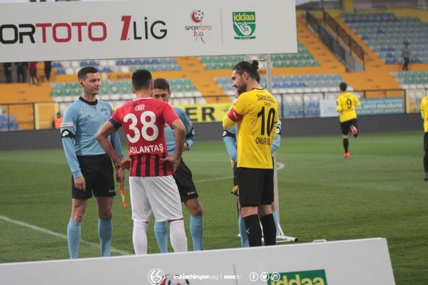 Eskişehirspor'un İstanbulspor deplasmanında 2-1 kaybettiği maçta cefakar Eskişehirspor taraftarı yine deplasman tribününü doldurdu. Karşılaşma sonrası uzun yollardan gelen taraftarımız büyük üzüntü yaşadı. Kısacası olan yine taraftara oldu...