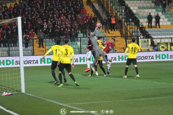 Eskişehirspor'un İstanbulspor deplasmanında 2-1 kaybettiği maçta cefakar Eskişehirspor taraftarı yine deplasman tribününü doldurdu. Karşılaşma sonrası uzun yollardan gelen taraftarımız büyük üzüntü yaşadı. Kısacası olan yine taraftara oldu...