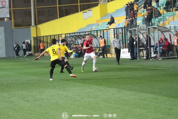 Eskişehirspor'un İstanbulspor deplasmanında 2-1 kaybettiği maçta cefakar Eskişehirspor taraftarı yine deplasman tribününü doldurdu. Karşılaşma sonrası uzun yollardan gelen taraftarımız büyük üzüntü yaşadı. Kısacası olan yine taraftara oldu...