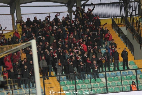 Eskişehirspor'un İstanbulspor deplasmanında 2-1 kaybettiği maçta cefakar Eskişehirspor taraftarı yine deplasman tribününü doldurdu. Karşılaşma sonrası uzun yollardan gelen taraftarımız büyük üzüntü yaşadı. Kısacası olan yine taraftara oldu...