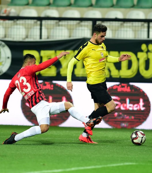 Eskişehirspor'un İstanbulspor deplasmanında 2-1 kaybettiği maçta cefakar Eskişehirspor taraftarı yine deplasman tribününü doldurdu. Karşılaşma sonrası uzun yollardan gelen taraftarımız büyük üzüntü yaşadı. Kısacası olan yine taraftara oldu...