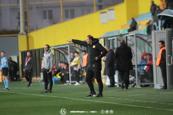 Eskişehirspor'un İstanbulspor deplasmanında 2-1 kaybettiği maçta cefakar Eskişehirspor taraftarı yine deplasman tribününü doldurdu. Karşılaşma sonrası uzun yollardan gelen taraftarımız büyük üzüntü yaşadı. Kısacası olan yine taraftara oldu...