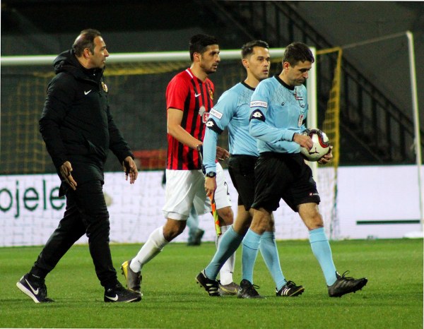 Eskişehirspor'un İstanbulspor deplasmanında 2-1 kaybettiği maçta cefakar Eskişehirspor taraftarı yine deplasman tribününü doldurdu. Karşılaşma sonrası uzun yollardan gelen taraftarımız büyük üzüntü yaşadı. Kısacası olan yine taraftara oldu...