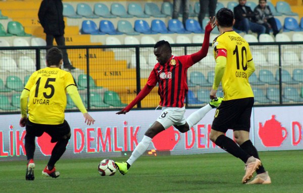 Eskişehirspor'un İstanbulspor deplasmanında 2-1 kaybettiği maçta cefakar Eskişehirspor taraftarı yine deplasman tribününü doldurdu. Karşılaşma sonrası uzun yollardan gelen taraftarımız büyük üzüntü yaşadı. Kısacası olan yine taraftara oldu...