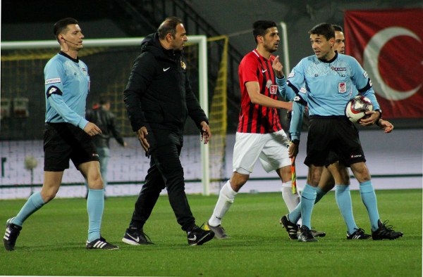 Eskişehirspor'un İstanbulspor deplasmanında 2-1 kaybettiği maçta cefakar Eskişehirspor taraftarı yine deplasman tribününü doldurdu. Karşılaşma sonrası uzun yollardan gelen taraftarımız büyük üzüntü yaşadı. Kısacası olan yine taraftara oldu...