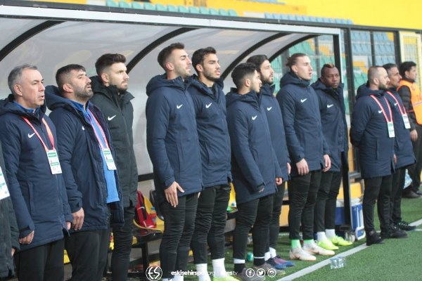 Eskişehirspor'un İstanbulspor deplasmanında 2-1 kaybettiği maçta cefakar Eskişehirspor taraftarı yine deplasman tribününü doldurdu. Karşılaşma sonrası uzun yollardan gelen taraftarımız büyük üzüntü yaşadı. Kısacası olan yine taraftara oldu...