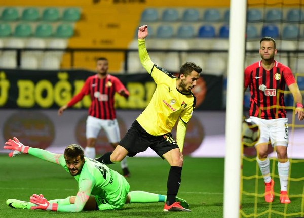 Eskişehirspor'un İstanbulspor deplasmanında 2-1 kaybettiği maçta cefakar Eskişehirspor taraftarı yine deplasman tribününü doldurdu. Karşılaşma sonrası uzun yollardan gelen taraftarımız büyük üzüntü yaşadı. Kısacası olan yine taraftara oldu...