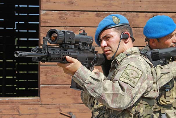 Türk mühendis ve işçisi tarafından geliştirilerek seri üretimine başlanan, dakikada 700 mermi atabilen ve dünyadaki emsallerinden çok daha üstün özelliklere sahip milli piyade tüfeği MPT-76'nın TSK'ya teslimatı sürüyor.