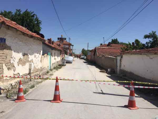 Eskişehir'in Mahmudiye ilçesinde Çal Mahallesi, Uğur Sokak'ta bir çocuk için düzenlenen doğum günü kutlamasının ardından yeni tip koronavirüs (Kovid-19) testi pozitif çıkan anne tedavi altına alındı, temaslı olduğu 32 kişinin büyük kısmının oturduğu sokak ve evler karantinaya alındı. İşte Eskişehir'de bugün İlçe Hıfzısıhha Kurulu kararı ile karantinaya alınan sokak...