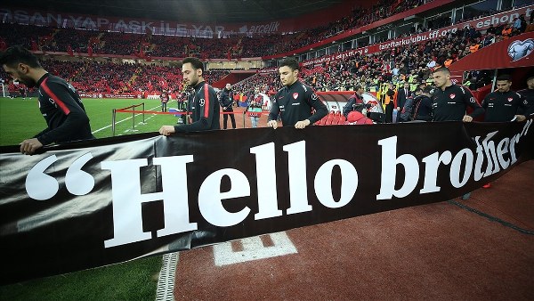 A Milli Futbol Takımı, Moldova maçı öncesinde ısınmaya “Hello brother” yazılı pankartla çıktı. Ayrıca maraton tribününde hello brother pankartı vardı.