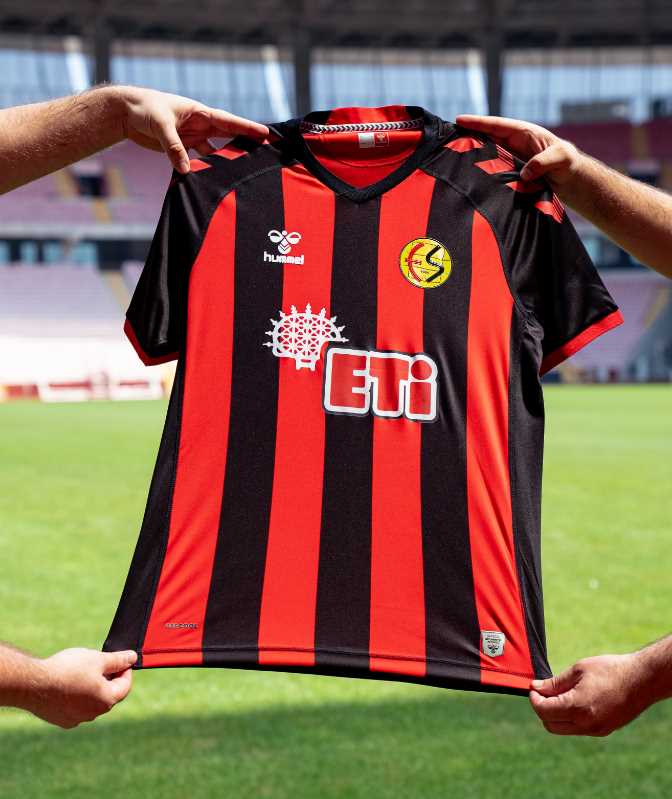 Eskişehirspor, yeni sezon için hazırladığı formaları tanıttı. Kulüp, bu sezon taraftarlarını heyecanlandıracak dört özel tasarımı duyurdu. Formaların isimleri, tasarımlarının yanı sıra Eskişehirspor’un güçlü marka kimliğini de yansıtıyor.
Efsane Çubuklu, kulübün tarihini ve geleneklerini modern bir dokunuşla temsil ediyor. Beyazın Zarafeti ise şıklığı ve estetiği bir araya getiriyor. Anadolu Yıldızı forması, Anadolu’nun yıldızlı geçmişine selam dururken, Asil Siyah forması ise kulübün asil ve güçlü duruşunu gözler önüne seriyor.
Son olarak, Mutluluk Denince Akla, Hemen Onun Adı Gelir forması, Eskişehirspor’un ETİ ile olan birlikteliğini simgeliyor.
Bu sezon formalar, Eskişehirspor’un köklü geçmişi ile geleceğe olan vizyonunu bir araya getirerek taraftarlara gurur verici bir deneyim sunacak. Formalar, hem sahada hem de tribünde Eskişehirspor’un gücünü ve tutkusunu temsil edecek.
