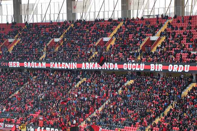 Eskişehirspor Teknik Direktörü Fuat Çapa, Gençlerbirliği karşısında alınan galibiyette Es Es'in muhteşem taraftarının büyük payı olduğunu dile getirdi, "onlar sayesinde sahaya 3-4 kişi fazla çıkıyoruz" dedi. Dün oynanan zorlu maçta taraftarın coşkusu ve desteği görülmeye değerdi. İşte o güzel anlardan "tribünlerin şampiyonu" taraftarın coşkusundan enstantaneye takılanlar...