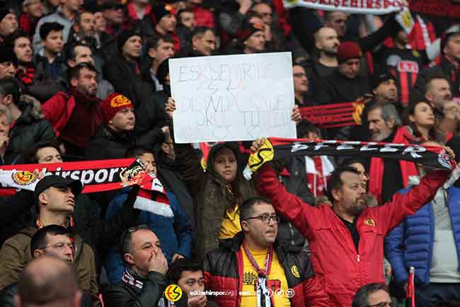 Eskişehirspor Teknik Direktörü Fuat Çapa, Gençlerbirliği karşısında alınan galibiyette Es Es'in muhteşem taraftarının büyük payı olduğunu dile getirdi, "onlar sayesinde sahaya 3-4 kişi fazla çıkıyoruz" dedi. Dün oynanan zorlu maçta taraftarın coşkusu ve desteği görülmeye değerdi. İşte o güzel anlardan "tribünlerin şampiyonu" taraftarın coşkusundan enstantaneye takılanlar...