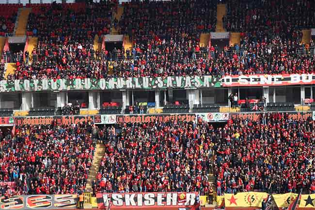 Eskişehirspor Teknik Direktörü Fuat Çapa, Gençlerbirliği karşısında alınan galibiyette Es Es'in muhteşem taraftarının büyük payı olduğunu dile getirdi, "onlar sayesinde sahaya 3-4 kişi fazla çıkıyoruz" dedi. Dün oynanan zorlu maçta taraftarın coşkusu ve desteği görülmeye değerdi. İşte o güzel anlardan "tribünlerin şampiyonu" taraftarın coşkusundan enstantaneye takılanlar...