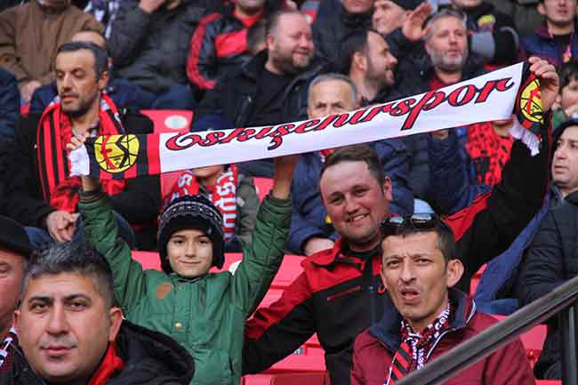 Eskişehirspor Teknik Direktörü Fuat Çapa, Gençlerbirliği karşısında alınan galibiyette Es Es'in muhteşem taraftarının büyük payı olduğunu dile getirdi, "onlar sayesinde sahaya 3-4 kişi fazla çıkıyoruz" dedi. Dün oynanan zorlu maçta taraftarın coşkusu ve desteği görülmeye değerdi. İşte o güzel anlardan "tribünlerin şampiyonu" taraftarın coşkusundan enstantaneye takılanlar...