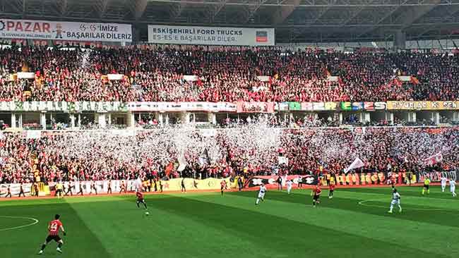 Eskişehirspor Teknik Direktörü Fuat Çapa, Gençlerbirliği karşısında alınan galibiyette Es Es'in muhteşem taraftarının büyük payı olduğunu dile getirdi, "onlar sayesinde sahaya 3-4 kişi fazla çıkıyoruz" dedi. Dün oynanan zorlu maçta taraftarın coşkusu ve desteği görülmeye değerdi. İşte o güzel anlardan "tribünlerin şampiyonu" taraftarın coşkusundan enstantaneye takılanlar...