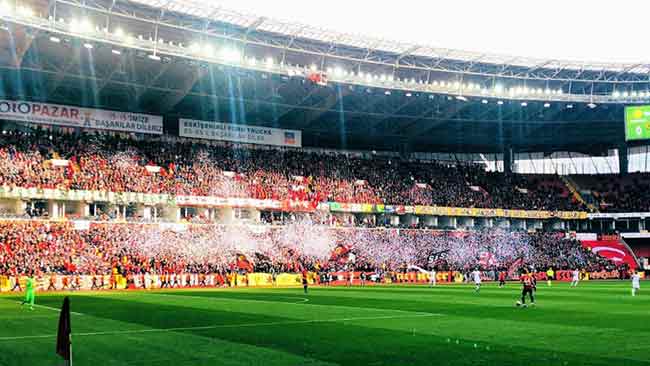 Eskişehirspor Teknik Direktörü Fuat Çapa, Gençlerbirliği karşısında alınan galibiyette Es Es'in muhteşem taraftarının büyük payı olduğunu dile getirdi, "onlar sayesinde sahaya 3-4 kişi fazla çıkıyoruz" dedi. Dün oynanan zorlu maçta taraftarın coşkusu ve desteği görülmeye değerdi. İşte o güzel anlardan "tribünlerin şampiyonu" taraftarın coşkusundan enstantaneye takılanlar...