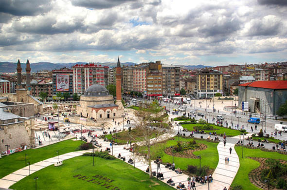 15 Sakarya Mutluluk düzeyi: % 69,64 - 14 Bolu Mutluluk düzeyi: % 70,15 - 13 Isparta Mutluluk düzeyi: % 70,35