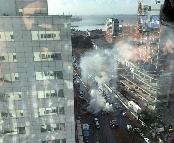 İzmir Adliyesi C Kapısı önünde bir araçta patlama meydana geldi. Patlamanın ardından çatışma çıktı. Olay yerine ekipler sevk edildi. İzmir Adliyesi önünde gerçekleşen patlamanın, gelen ilk bilgilere göre bombalı araç nedeniyle gerçekleştiği iddia edildi. DHA muhabiri uzan namlulu silahlı bir teröristin cesedinin olduğu bilgisini paylaştı.