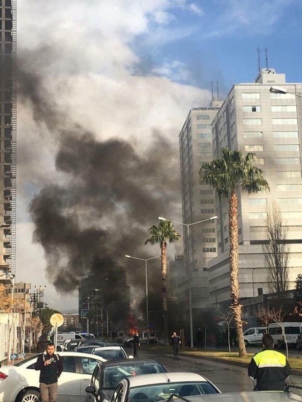 İzmir Adliyesi C Kapısı önünde bir araçta patlama meydana geldi. Patlamanın ardından çatışma çıktı. Olay yerine ekipler sevk edildi. İzmir Adliyesi önünde gerçekleşen patlamanın, gelen ilk bilgilere göre bombalı araç nedeniyle gerçekleştiği iddia edildi. DHA muhabiri uzan namlulu silahlı bir teröristin cesedinin olduğu bilgisini paylaştı.