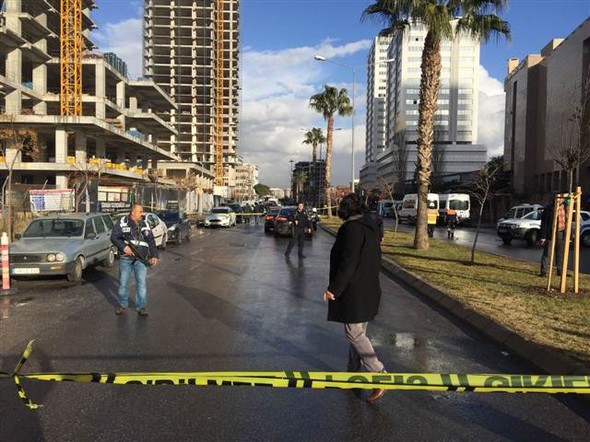 İzmir Adliyesi C Kapısı önünde bir araçta patlama meydana geldi. Patlamanın ardından çatışma çıktı. Olay yerine ekipler sevk edildi. İzmir Adliyesi önünde gerçekleşen patlamanın, gelen ilk bilgilere göre bombalı araç nedeniyle gerçekleştiği iddia edildi. DHA muhabiri uzan namlulu silahlı bir teröristin cesedinin olduğu bilgisini paylaştı.